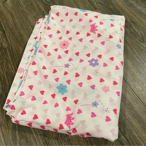 Little girl’s flat twin sheet, hearts and crowns pattern